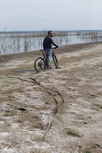 Sport Brutaler Bärtiger Typ Auf Einem Modernen Mountainbike Ein Radfahrer — Stockfoto