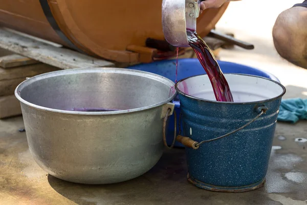 Vigneron Verse Jus Raisin Pour Transport Barriques — Photo