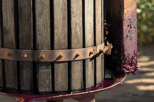 Winepress Κόκκινο Γλεύκος Και Ελικοειδής Βίδα Παραγωγή Παραδοσιακών Ιταλικών Οίνων — Φωτογραφία Αρχείου