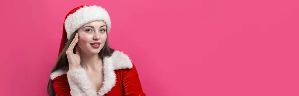 Bella Giovane Donna Costume Babbo Natale Sullo Sfondo Rosso — Foto Stock