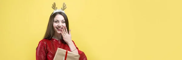 Retrato Cerca Una Chica Con Regalos Sus Manos — Foto de Stock