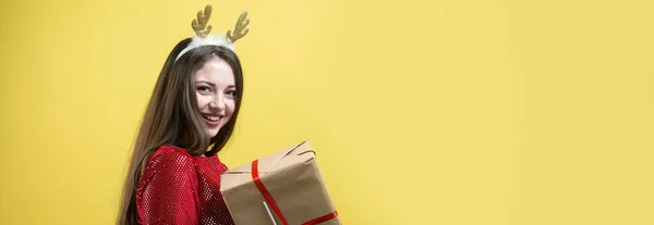 Gros Plan Portrait Une Fille Avec Des Cadeaux Dans Les — Photo