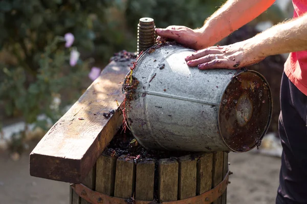 Vigneron Verse Des Matières Premières Dans Presse Production Vins Italiens — Photo