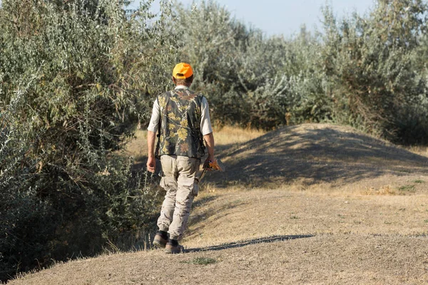 Tüfekli Ördek Avcısı Çayırda Yürüyor — Stok fotoğraf