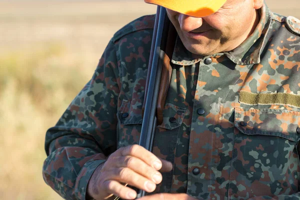 Eendenjager Met Jachtgeweer Loopt Door Een Weiland — Stockfoto