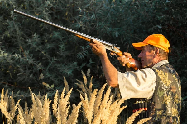 Chasseur Canards Avec Fusil Chasse Marchant Dans Une Prairie — Photo