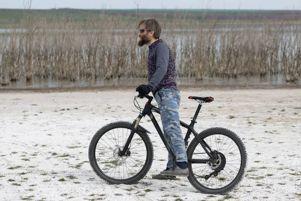 Sport Brutaler Bärtiger Typ Auf Einem Modernen Mountainbike Ein Radfahrer — Stockfoto