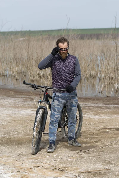 Sport Brutaler Bärtiger Typ Auf Einem Modernen Mountainbike Ein Radfahrer — Stockfoto