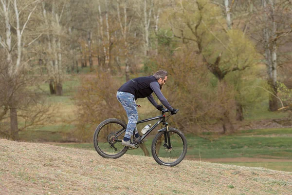 Sport Brutal Skäggig Kille Modern Mountainbike Cyklist Gröna Kullarna Våren — Stockfoto