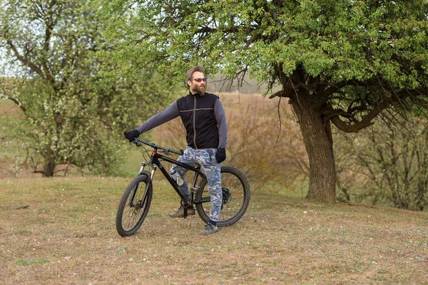 Sport Brutal Skäggig Kille Modern Mountainbike Cyklist Gröna Kullarna Våren — Stockfoto