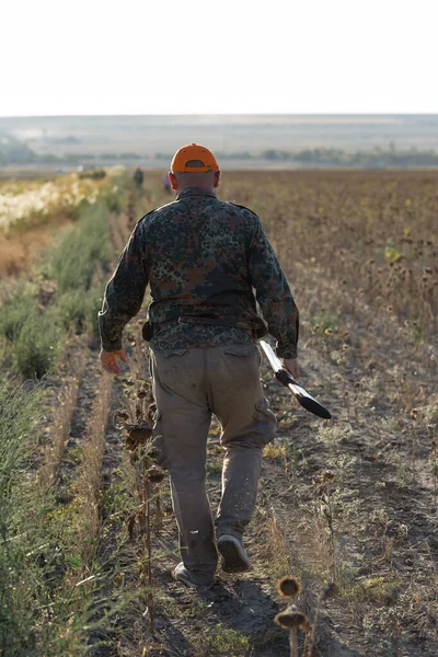 Entenjäger Läuft Mit Schrotflinte Durch Eine Wiese — Stockfoto