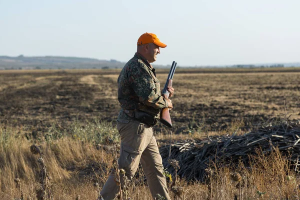 Entenjäger Läuft Mit Schrotflinte Durch Eine Wiese — Stockfoto