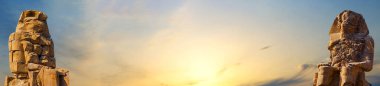 Memnon Luxor Thebes 'in Colossi' si Mısır 'da şafak vakti karşı karşıya