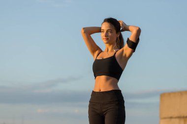 Genç çekici kadın dışarıda egzersiz yapıyor..