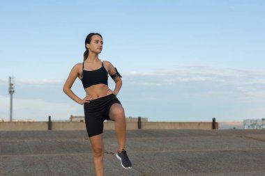 Genç çekici kadın dışarıda egzersiz yapıyor..