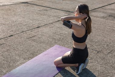 Genç çekici kadın dışarıda egzersiz yapıyor..