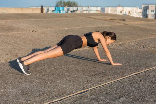 Genç Çekici Kadın Dışarıda Egzersiz Yapıyor — Stok fotoğraf