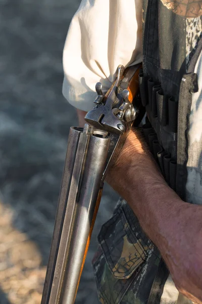 Eendenjager Met Jachtgeweer Loopt Door Een Weiland — Stockfoto