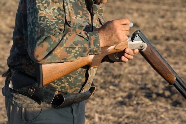 Entenjäger Läuft Mit Schrotflinte Durch Eine Wiese — Stockfoto