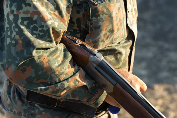 Entenjäger Mit Schrotflinte Auf Einer Wiese Der Mittelteil Des Menschen — Stockfoto