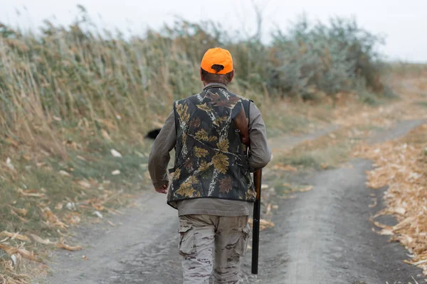 Entenjäger Läuft Mit Schrotflinte Durch Eine Wiese — Stockfoto