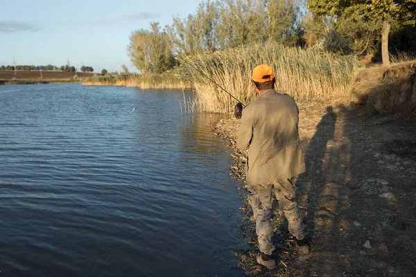 Rybak Stojący Nad Brzegiem Rzeki Próbujący Złapać Rybę Sport Rekreacja — Zdjęcie stockowe