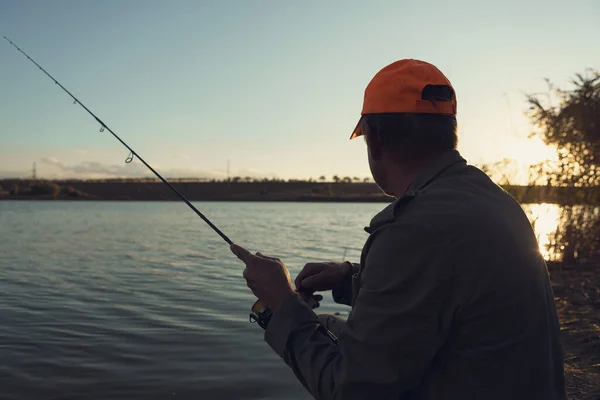 Vara Pesca Roda Closeup Homem Pesca Com Belo Pôr Sol — Fotografia de Stock