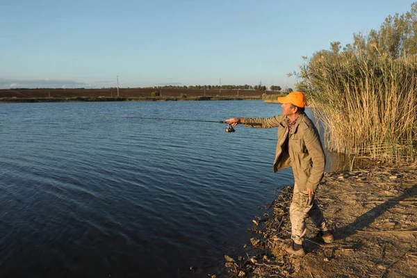 Pescador Pie Orilla Del Río Tratando Atrapar Pez Deporte Recreación — Foto de Stock