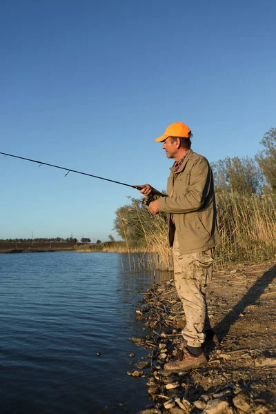 Fischer Der Ufer Des Flusses Steht Und Versucht Einen Fisch — Stockfoto