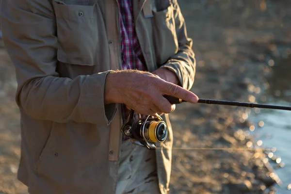 Fishing Rod Τροχό Closeup Άνθρωπος Αλιείας Ένα Όμορφο Ηλιοβασίλεμα — Φωτογραφία Αρχείου