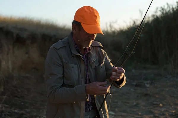 Fishing Rod Τροχό Closeup Άνθρωπος Αλιείας Ένα Όμορφο Ηλιοβασίλεμα — Φωτογραφία Αρχείου