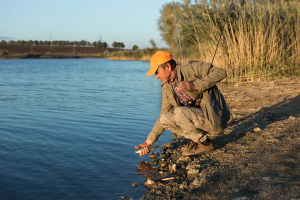 Fischer Der Ufer Des Flusses Steht Und Versucht Einen Fisch — Stockfoto