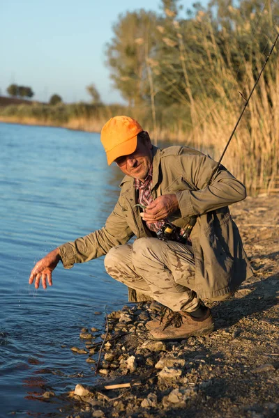 Pescador Margem Rio Tentando Pegar Peixe Desporto Recreação Estilo Vida — Fotografia de Stock