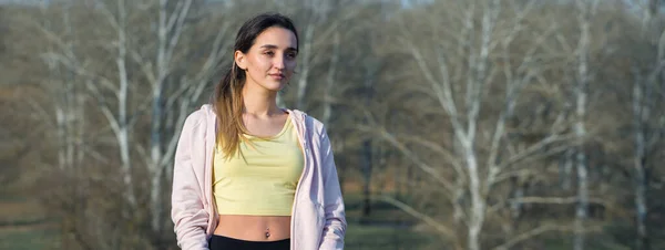 Egy Fiatal Karcsú Atlétikai Lány Sportruházatban Gyakorlatokat Végez Fitness Egészséges — Stock Fotó