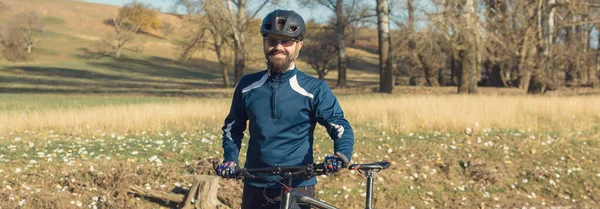 바지와 양털로 재킷을 자전거를 경마장 자전거에는 현수막 포크가 도로를 달리고 — 스톡 사진