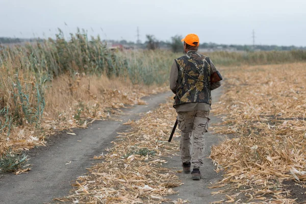 Duck Hunter Shotgun Walking Meadow — Stock Photo, Image