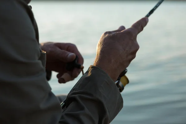 Caña Pescar Rueda Primer Plano Hombre Pesca Con Hermoso Atardecer — Foto de Stock