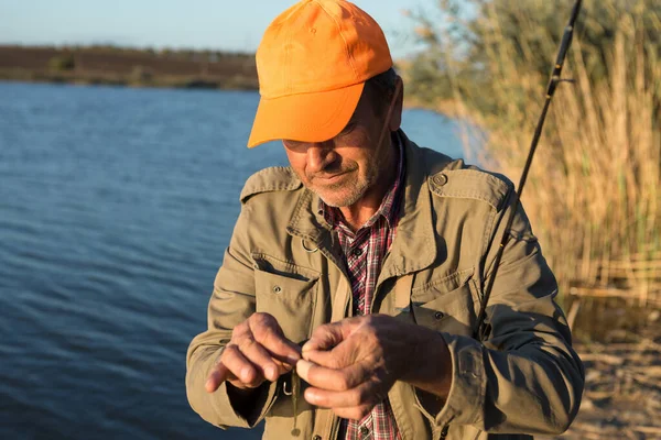 Pescador Coloca Isca Silicone Jig Pesca Silicone Artes — Fotografia de Stock