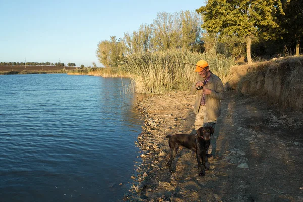 Pescador Pie Orilla Del Río Tratando Atrapar Pez Deporte Recreación —  Fotos de Stock