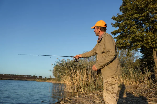 Pescador Pie Orilla Del Río Tratando Atrapar Pez Deporte Recreación —  Fotos de Stock