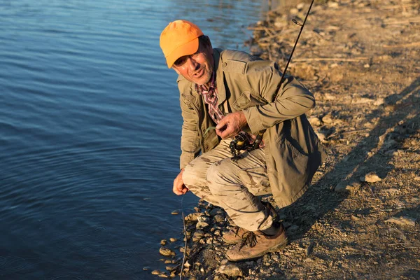 Fischer Der Ufer Des Flusses Steht Und Versucht Einen Fisch — Stockfoto