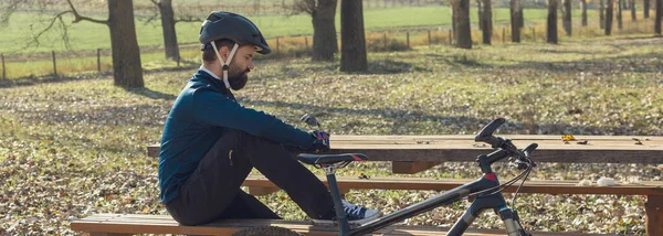 Radfahrer Hose Und Fleecejacke Auf Einem Modernen Carbon Hardtail Fahrrad — Stockfoto