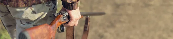 Duck Hunter Shotgun Walking Meadow — Stock Photo, Image