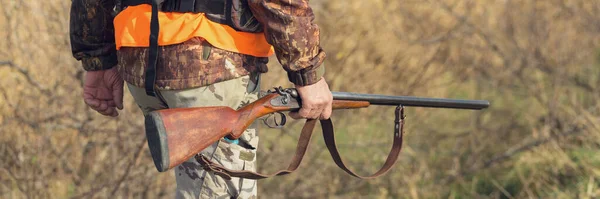 Entenjäger Läuft Mit Schrotflinte Durch Eine Wiese — Stockfoto