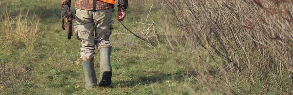 Entenjäger Läuft Mit Schrotflinte Durch Eine Wiese — Stockfoto