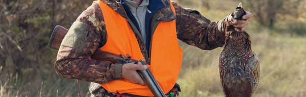 Muž Pistolí Rukou Oranžovou Vestou Lovu Bažantů Zalesněné Oblasti Zataženého — Stock fotografie