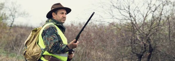 Chasseur Canards Avec Fusil Chasse Marchant Dans Une Prairie — Photo