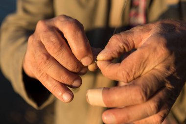 Balıkçı silikon yem takar. Balık avı, silikon dişli.