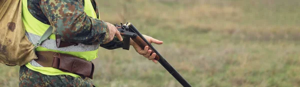 Entenjäger Läuft Mit Schrotflinte Durch Eine Wiese — Stockfoto