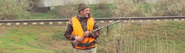 Hombre Con Arma Sus Manos Chaleco Naranja Una Cacería Faisanes —  Fotos de Stock